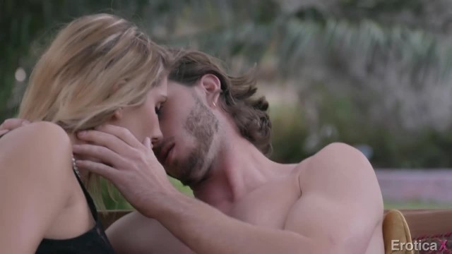 Парень вставил член между булок сисястой блондинке на природе - #1