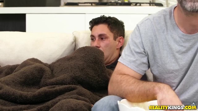 Пока муж смотрит телик, молодая жена на полу прыгает на члене парня - #2