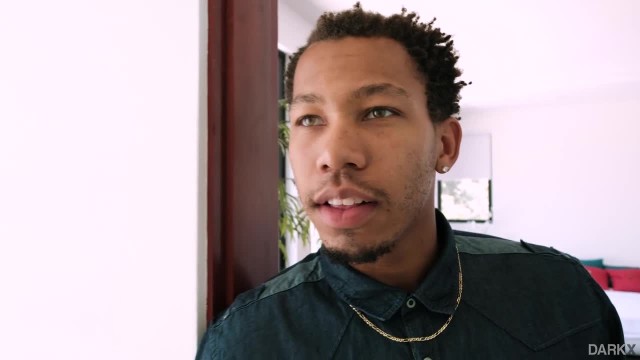 Ненасытная худая блондинка скачет в душе на члене негра - #1