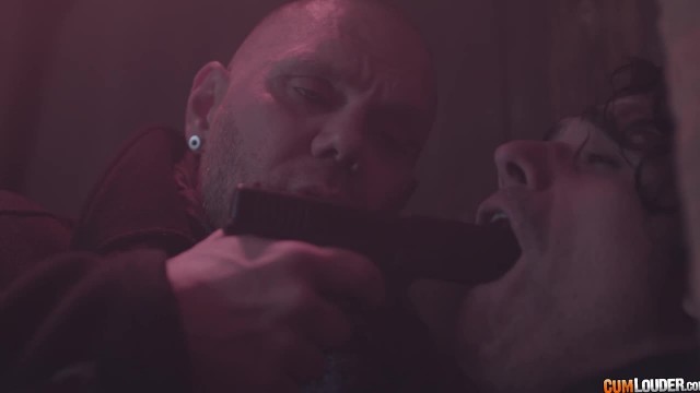 Девушка в гараже делает минет мужику в технике глубокая глотка - #1