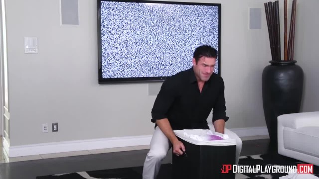 Жопастая азиатка в гардеробе насадилась бритой вагиной на член парня - #2