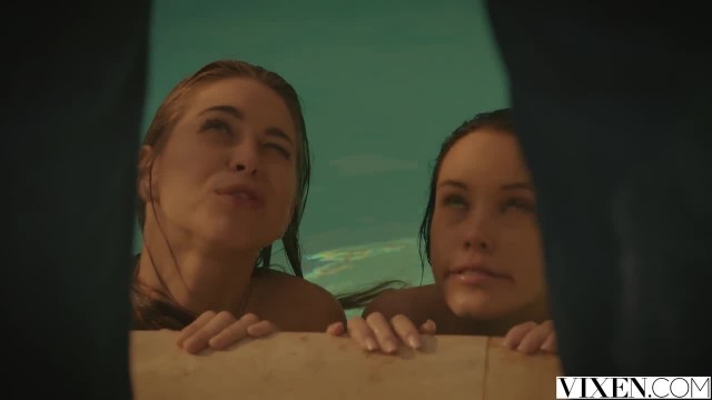 Зрелый мужик присунул член в узкие пилотки двум лесбиянкам - #4