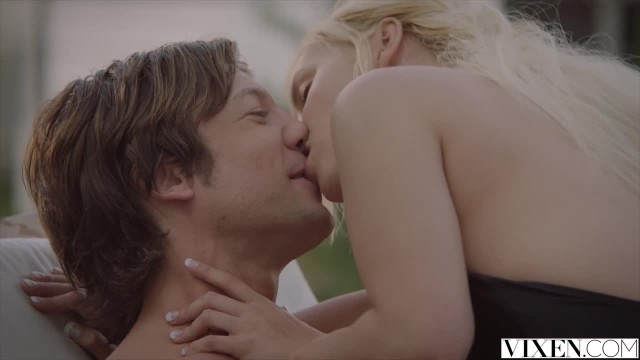 Грудастая блондинка взяла за щёку огромный член парня сестры - #3