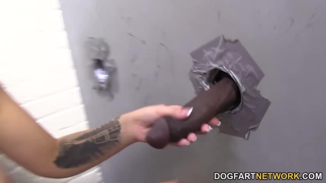 Жопастая брюнетка, мастурбируя, ласкает языком член негра в стене - #9